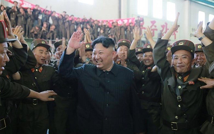 Nhà lãnh đạo Kim Jong-un được chào đón tại Học viện Khoa học Quốc phòng sau vụ phóng thử đầu tiên tên lửa Hwasong-14.