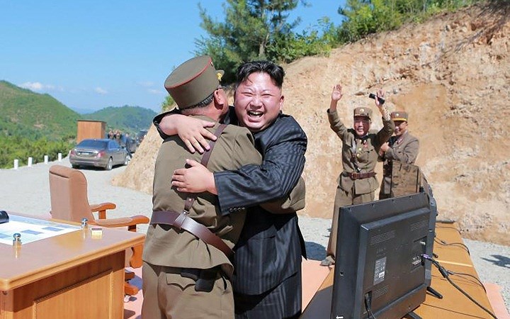 Nhà lãnh đạo Kim Jong-un cùng các nhà khoa học và kỹ sư Triều Tiên sau vụ phóng thử này.