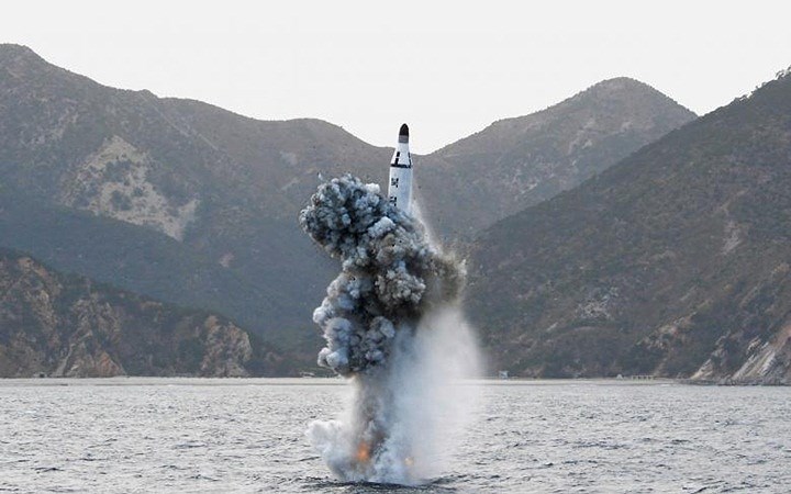 Ông Kim Jong-un trực tiếp chỉ đạo vụ phóng thử tên lửa chiến lược từ tàu ngầm. Bức ảnh được KCNA công bố ngày 26/4/2016.