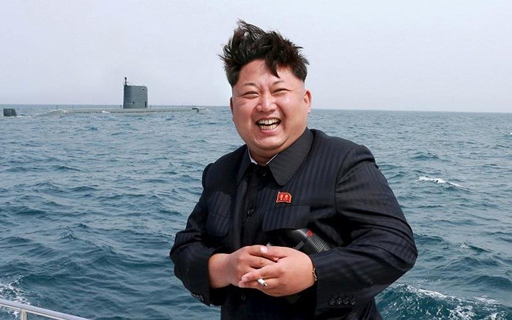 Nhà lãnh đạo Triều Tiên trong một cuộc thử tên lửa bắn từ tàu ngầm. Bức ảnh được KCNA công bố tháng 9/2015.