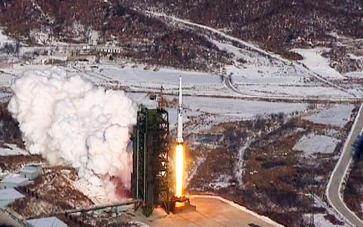 Bức ảnh được cắt từ video của KCNA về vụ phóng tên lửa Unha-3 hồi tháng 12/2012 tại một bãi phóng ở tỉnh Bắc Pyongan. Unha-3 là tên lửa tầm xa của Triều Tiên. Vụ phóng này được tiến hành sau vụ phóng thử thất bại hồi tháng 4/2012. Các vụ phóng thử của Triều Tiên đã vấp phải chỉ trích gay gắt từ Hội đồng Bảo an Liên Hợp Quốc.