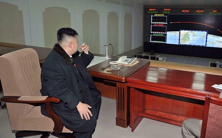 Ông Kim Jong-un theo dõi vụ phóng tên lửa Unha-3 mang theo vệ tinh Kwangmyongsong-3 được thực hiện vào tháng 12/2012.