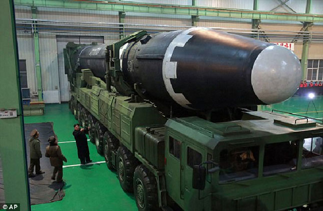 Tên lửa Hwasong-15 được CHDCND Triều Tiên phóng vào tháng 12-2017.		              Ảnh: AP