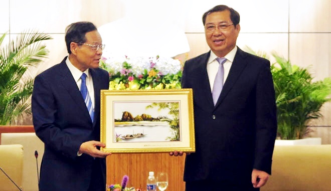 Da Nang People's Committee Chairman Huynh Duc Tho (right) warmly receiving Chairman of the Guangxi Zhuang Autonomous Region of China Chen Wu