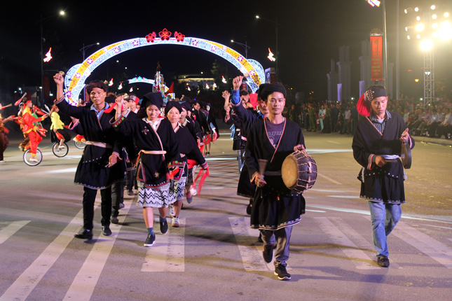 Lễ hội văn hóa dân gian đường phố là nét đặc trưng của Lễ hội Đền Hùng 2018.  (Ảnh do Báo Phú Thọ cung cấp)