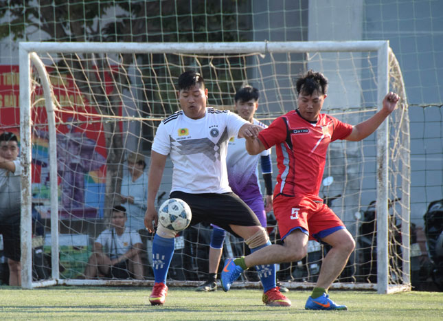 Với phương thức liên kết, cơ sở vật chất của ngành TDTT Thanh Khê đã được đầu tư, đáp ứng yêu cầu tập luyện, thi đấu của quần chúng. TRONG ẢNH: Một pha trong trận đấu tại giải Bóng đá Công an quận Thanh Khê lần thứ 7 (2018).
