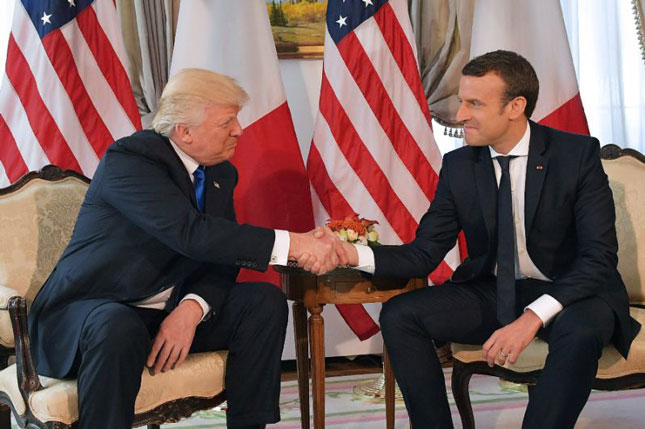 Tổng thống Pháp Emmanuel Macron (phải) muốn thuyết phục Tổng thống Mỹ Donald Trump không hủy bỏ thỏa thuận hạt nhân Iran.        Ảnh: AFP