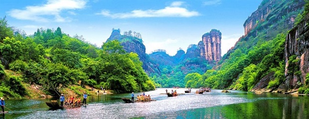 A tour of Wuyi Mountain offers tourists a chance to enjoy beautiful landscapes and a prosperous ecosystem. — Photo travelfujian.com Read more at http://vietnamnews.vn/life-style/427018/vn-chinese-travel-companies-join-hands-to-promote-tourism.html#QHyeKvMFHswpcUtr.99