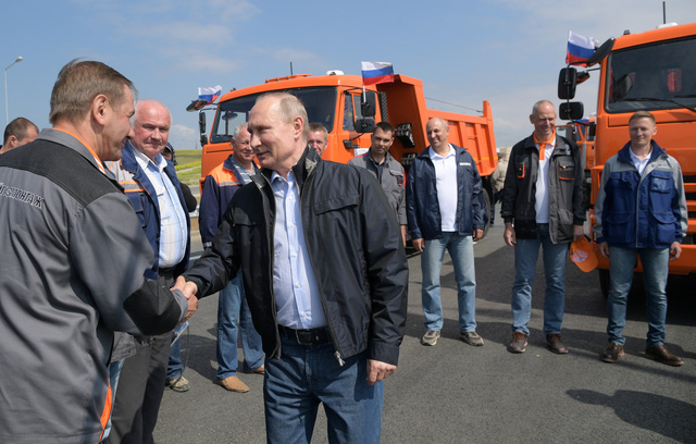Tổng thống Putin lái xe tải thông cầu nối đất liền Nga với Crimea