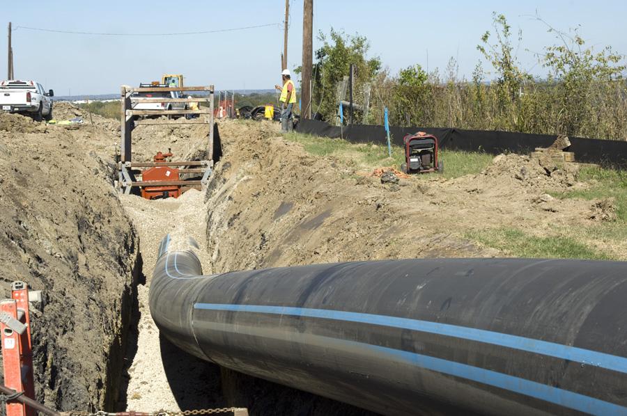 Thi công 2 đường ống cấp nước cho khu dân cư đông đúc