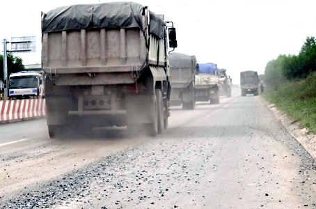 Xử phạt 2 triệu đồng tài xế xe tải ben làm rơi vãi vật liệu trên đường