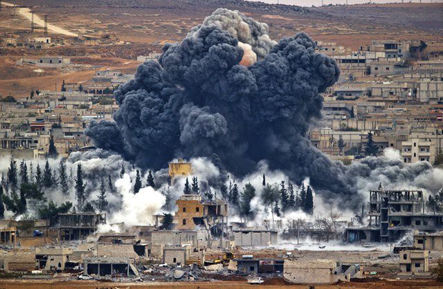 Liên quân do Mỹ dẫn đầu ném bom căn cứ quân sự Syria