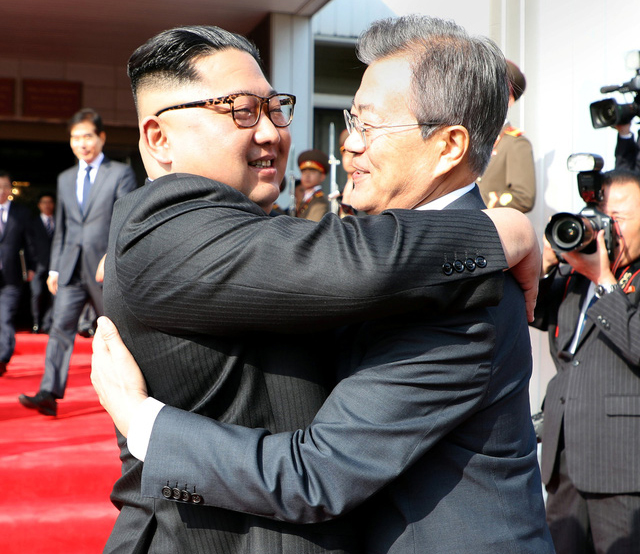 Lãnh đạo Hàn - Triều ôm nhau thân mật trong cuộc gặp bất ngờ lần hai