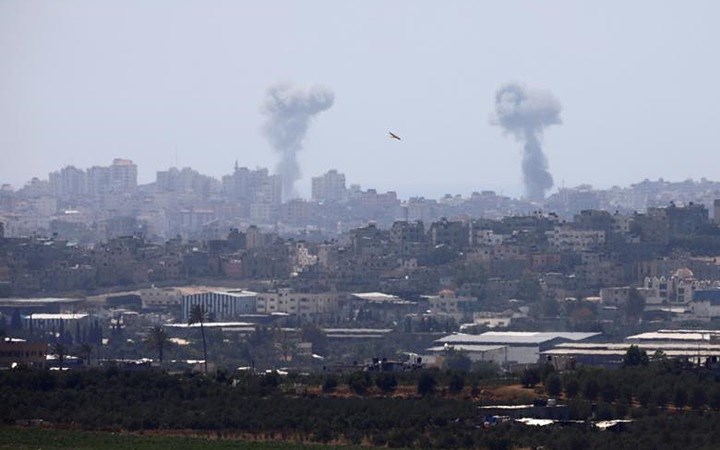 Khói đen cuồn cuộn bao phủ Dải Gaza sau khi bị Israel không kích