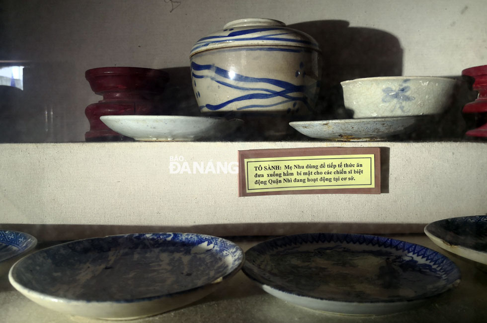 chén đĩa và hộp thiếc mà Mẹ Nhu từng dùng để đưa cơm xuống hầm cho các chiến sĩ.