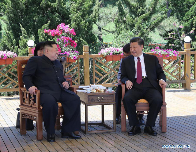 Chủ tịch Tập Cận Bình tiếp đón nhà lãnh đạo Kim Jong-un tại Đại Liên (Ảnh: Tân Hoa Xã)