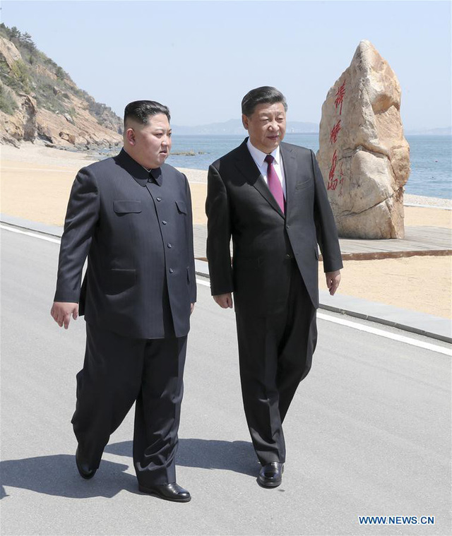 Hai nhà lãnh đạo Trung - Triều tản bộ tại Đại Liên (Ảnh: Tân Hoa Xã)