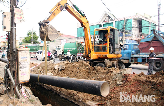 Do tình trạng thiếu nước sinh hoạt ở phường Hòa Khánh Nam (quận Liên Chiểu) Công ty CP Cấp nước Đà Nẵng gấp rút thi công đường ống có đường kính lớn hơn.  Ảnh: HOÀNG HIỆP