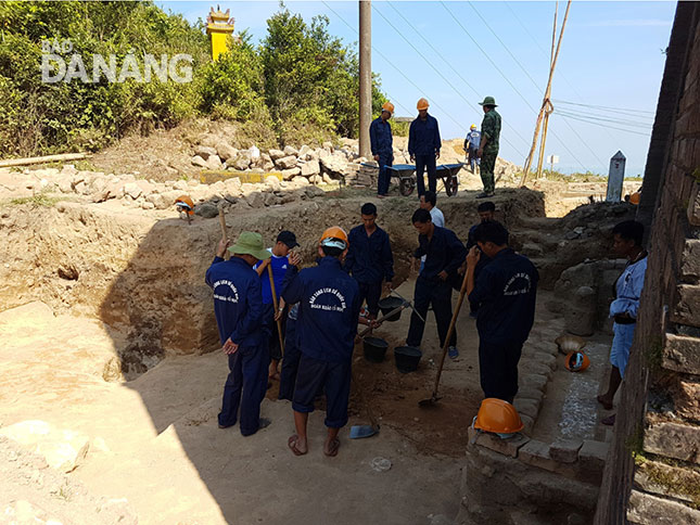 Dưới độ sâu hơn 2 mét, các nhà khảo cổ đã làm lộ diện bậc cấp bằng đá thanh, móng cổng và lối đi lên di tích Hải Vân quan.