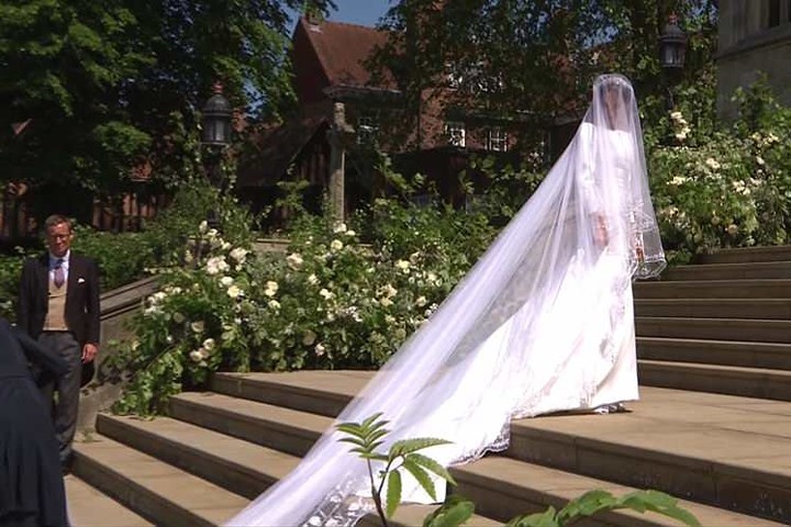 Meghan Markle và bộ váy cưới dài màu trắng truyền thống của Anh.