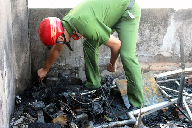 Cảnh sát phòng cháy và chữa cháy tiến hành điều tra nguyên nhân vụ hỏa hoạn.
