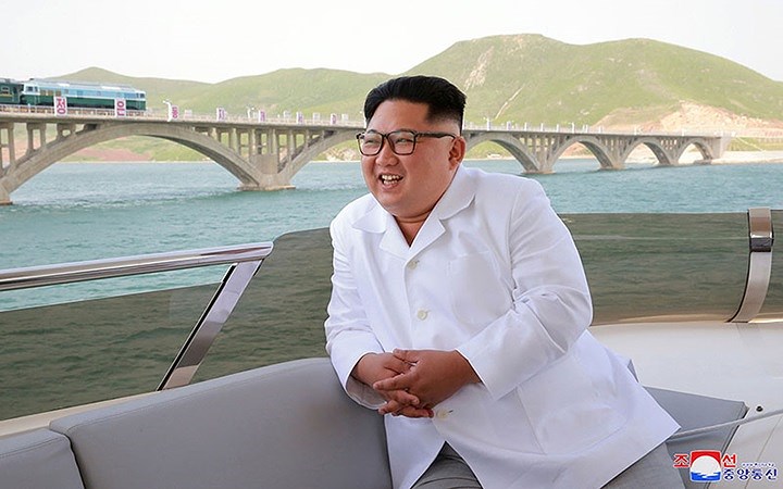 Nhà lãnh đạo Triều Tiên Kim Jong-un có chuyến thị sát cây cầu đường sắt mới xây trên tuyến Koam-Tapchon. 