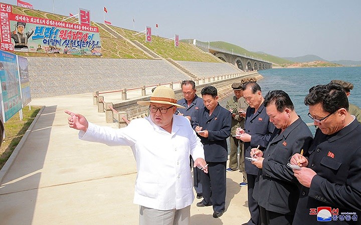 Ông Kim Jong-un ca ngợi nỗ lực vượt mọi khó khăn của những người tham gia quá trình xây dựng cây cầu này trong thời gian nhanh nhất.