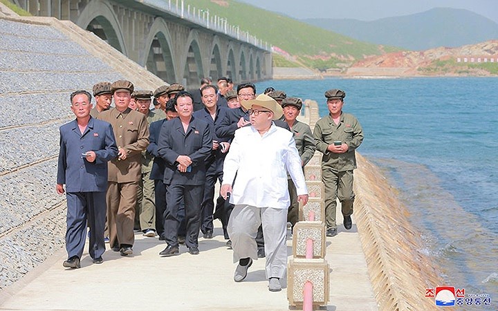 Tháp tùng ông Kim Jong-un có các quan chức cao cấp của Đảng Lao động Triều Tiên là Kim Yong-su và Jo Yong-won.
