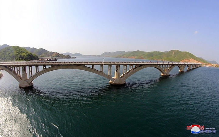 Cây cầu đường sắt mới xây của Triều Tiên.