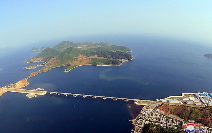 Cây cầu đường sắt mới xây của Triều Tiên.