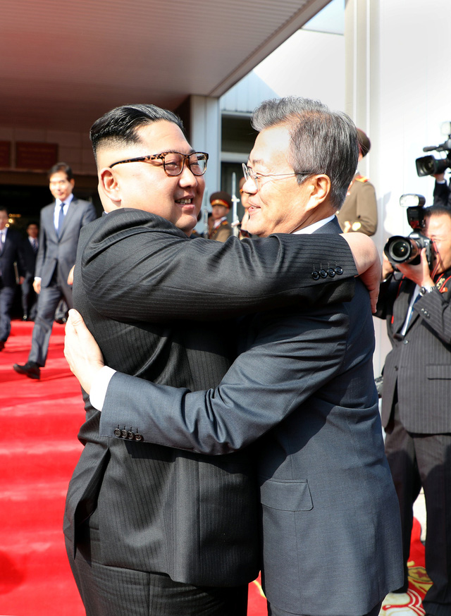 Một trong số các bức ảnh do Văn phòng Tổng thống Hàn Quốc công bố cho thấy ông Moon Jae-in và ông Kim Jong-un đã ôm nhau ở Tongilgak - căn nhà của Triều Tiên ở làng đình chiến Panmunjom. Cuộc gặp đầu tiên của hai nhà lãnh đạo diễn ra ở khu vực phía nam của làng đình chiến.