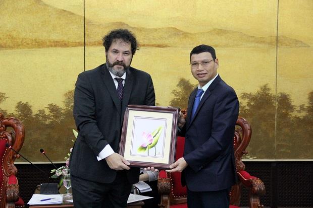 Consul General Richter (left) and Vice Chairman Minh