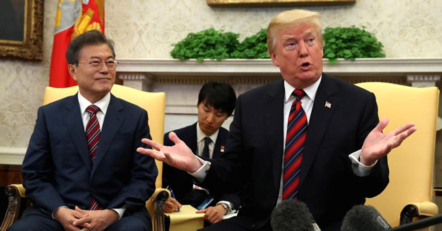 Tổng thống Hàn Quốc Moon Jae-in nỗ lực thúc đẩy hội nghị thượng đỉnh Mỹ - Triều. TRONG ẢNH: Tổng thống Moon Jae-in (trái) và người đồng cấp Mỹ Donald Trump tại Nhà Trắng ngày 22-5. Ảnh: Reuters