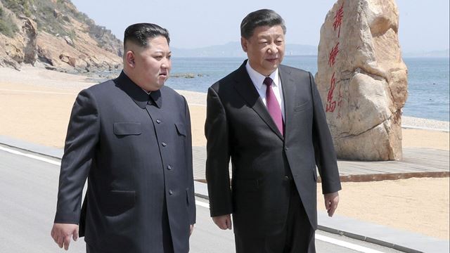 Nhà lãnh đạo Triều Tiên Kim Jong-un (trái) gặp gỡ Chủ tịch Trung Quốc Tập Cận Bình tại thành phố cảng Đại Liên, tỉnh Liêu Ninh. Ảnh: AP