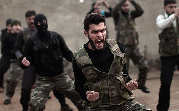 Phiến quân Syria đang tập luyện ở tỉnh Idlib trong ảnh tư liệu của AP. 