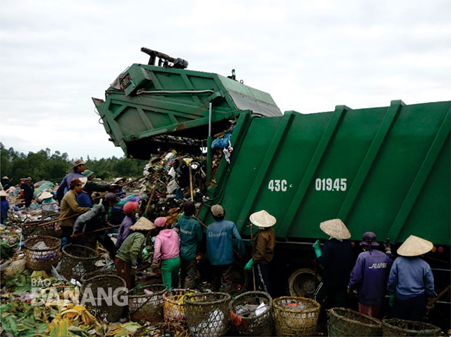 between 850 and 900 tonnes of solid waste are collected from across the city and buried at Khanh Son Waste Dump’s landfill areas in Lien Chieu District’s Hoa Khanh Nam Ward. 