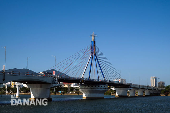  The public-invested Han River Bridge is one of the city’s most notable symbols