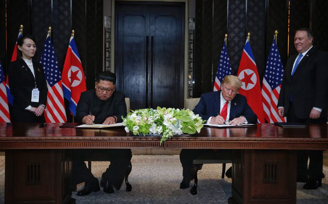 Kim Jong-un dùng bút do em gái đưa để ký văn kiện