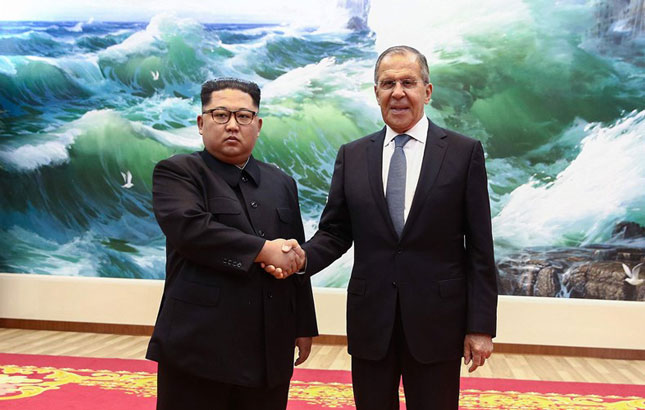 Ngoại trưởng Nga Sergey Lavrov (phải) gặp gỡ nhà lãnh đạo CHDCND Triều Tiên  Kim Jong-un. 					   Ảnh: AFP/Getty Images