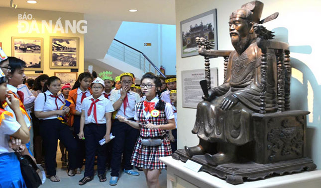 Tập làm thuyết minh nhí, các em học sinh vừa được tìm hiểu về các hiện vật và nội dung trưng bày tại Bảo tàng Đà Nẵng, vừa giúp rèn luyện các kỹ năng mềm.