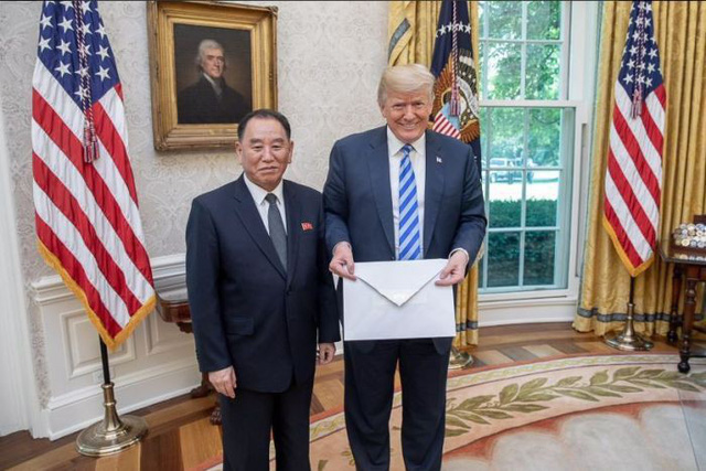 Ông Trump nhận lá thư lớn của ông Kim Jong-un được đặc phái viên Kim Yong-chol mang tới Nhà Trắng. (Ảnh: Nhà Trắng)