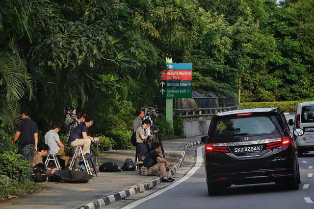 Các phóng viên chờ tác nghiệp trước hội nghị thượng đỉnh Mỹ-Triều ở Singapore. (Ảnh: EPA)