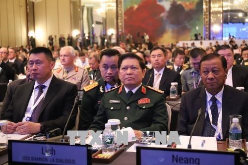 Vietnamese Defence Minister General Ngo Xuan Lich (C) at the first plenary session of  the 17th Shangri-La in Singapore (Source: VNA) 