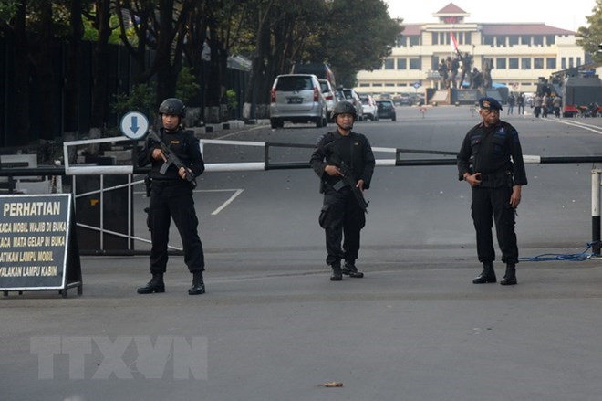 Indonesian police stand guard on a road (Photo: Xinhua/VNA)