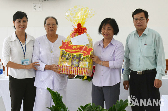 Chairwoman Lien (2nd right) presenting a gift to representatives from the Centre for Social Protection