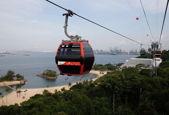 Giới chức Singapore cho biết, cảnh sát sẽ kiểm tra nghiêm ngặt đối với người và tài sản cá nhân, trong khi đó, hệ thống thiết bị bay điều khiển từ xa sẽ bị cấm xung quanh khu vực diễn ra Thượng đỉnh Mỹ-Triều. Ảnh chụp đảo Sentosa từ trên cáp treo