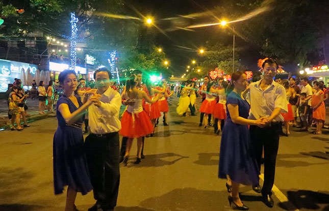 “Vũ hội đường phố” năm 2018 không chỉ là sân chơi của các nghệ sĩ, vũ công mà còn của người dân và khách du lịch tại Đà Nẵng.