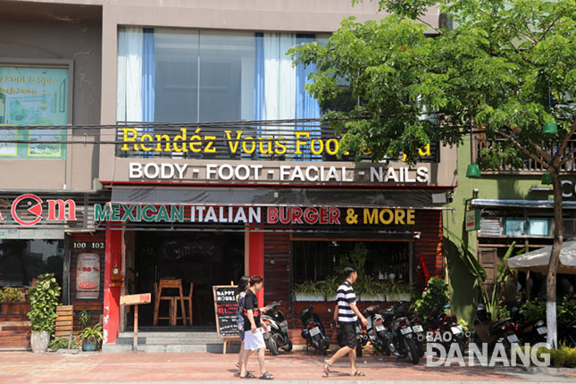 Một cơ sở kinh doanh trên đường Bạch Đằng dùng toàn tiếng nước ngoài trên biển hiệu.