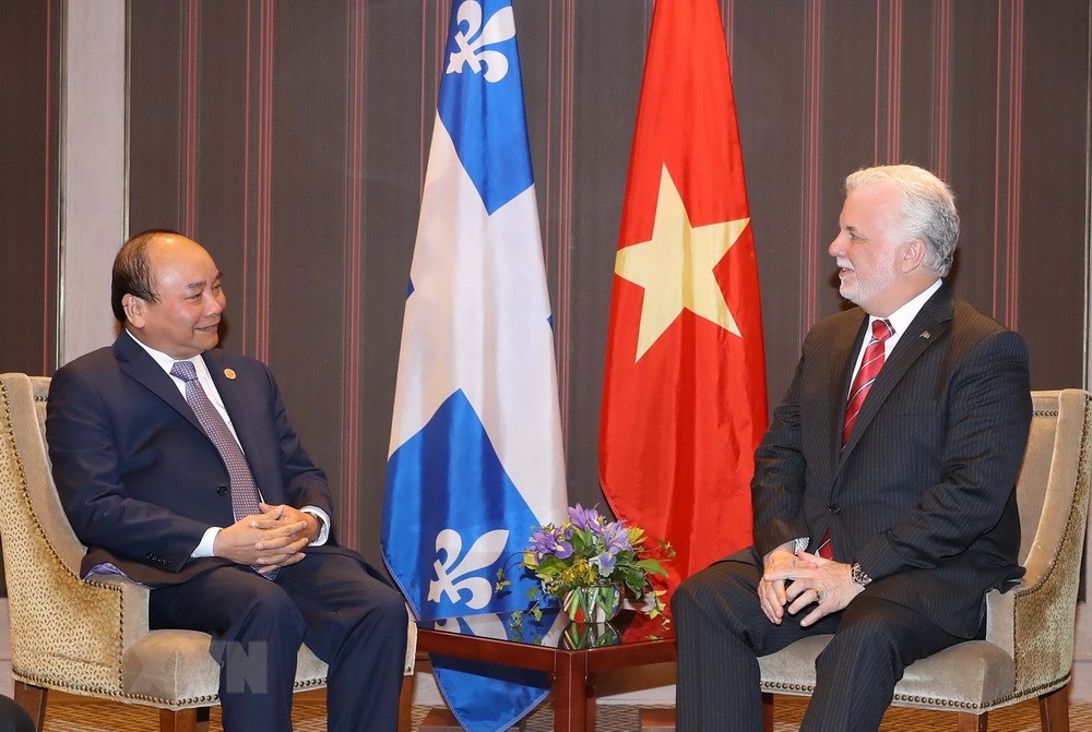 Thủ tướng Nguyễn Xuân Phúc gặp Thủ hiến bang Quebec Philippe Couillard. (Ảnh: Thống Nhất/TTXVN)