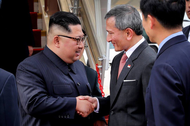 Ngoại trưởng Singapore Vivian Balakrishnar tiếp đón ông Kim Jong-un tại sân bay.